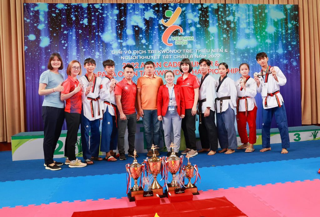 Đội ngũ HLV, VĐV tham dự thi đấu Taekwondo 