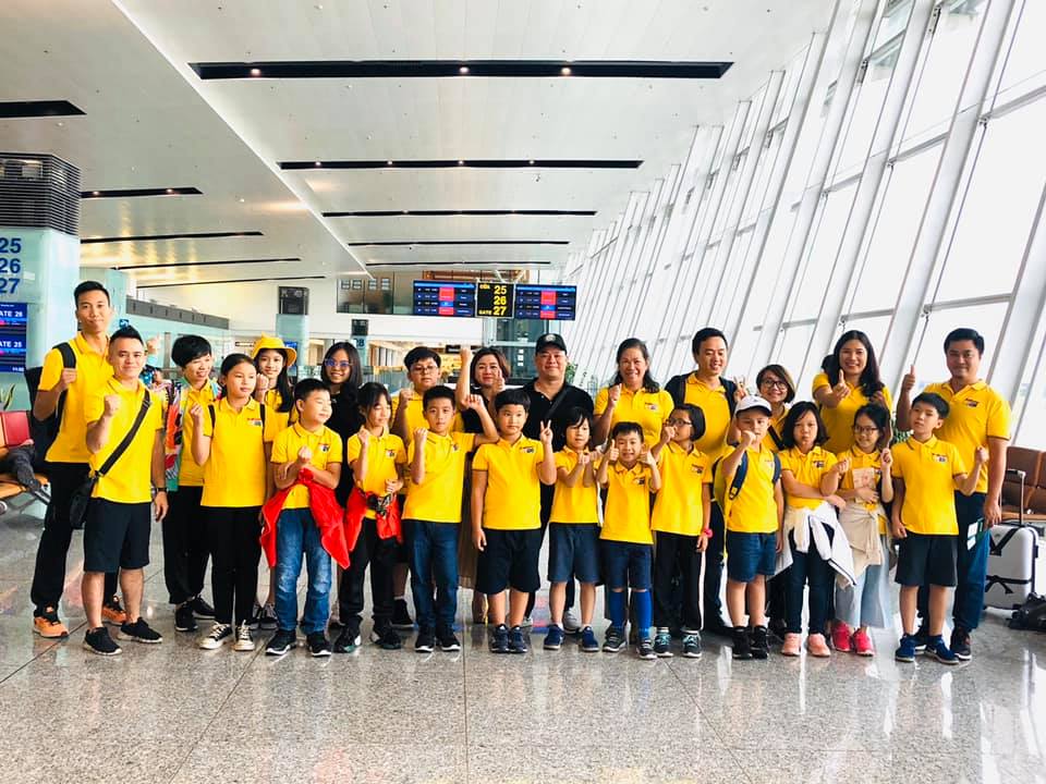 Đại diện VĐV nhí Taekwondokids cùng gia đình ở sân bay sang Thái Lan