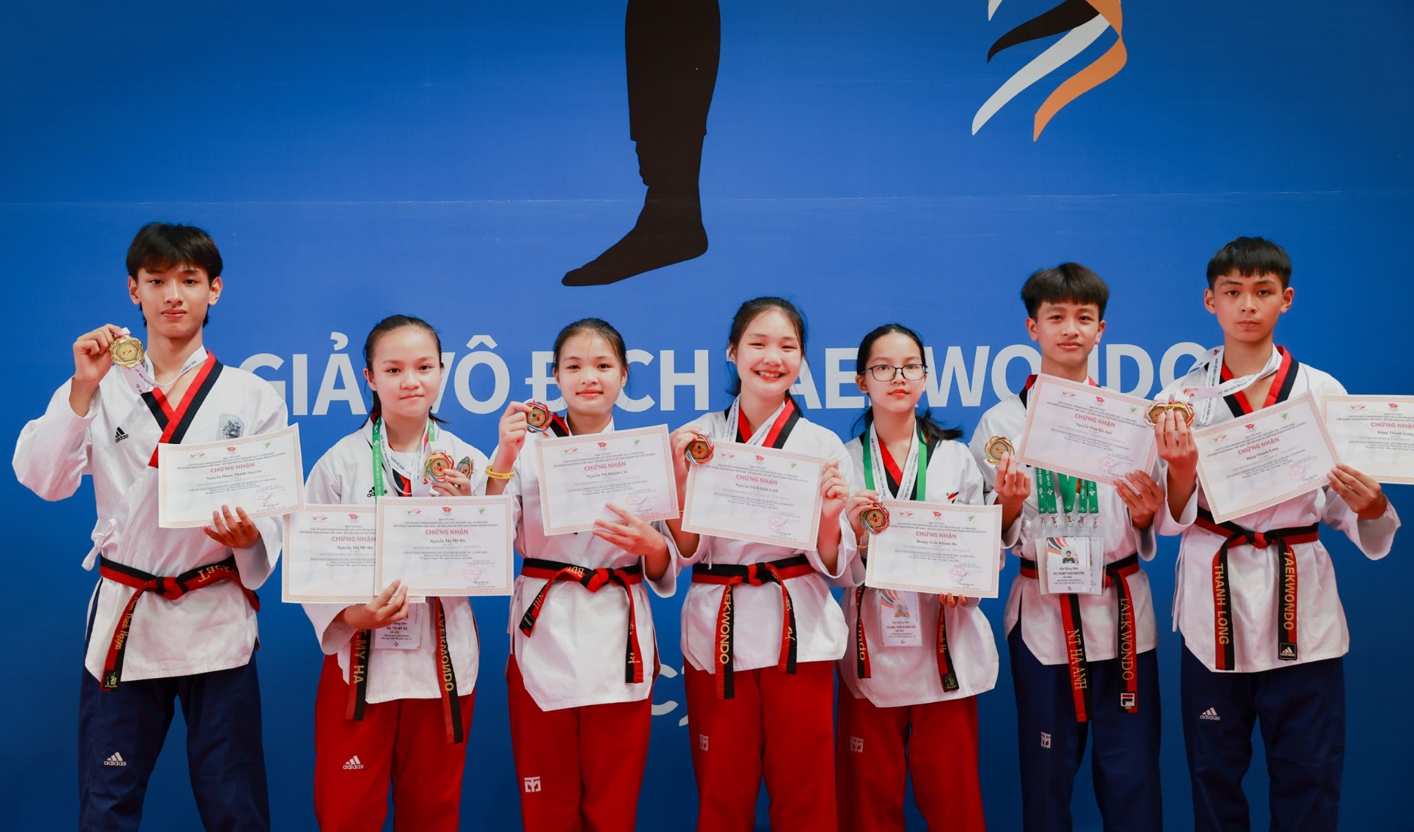 Cùng nhận quà và giấy chứng nhận sau cuộc thi võ taekwondo 